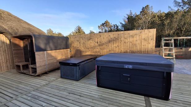 European backyard pool using SPRSUN swimming pool heat pump Piscine de jardin européenne utilisant une pompe à chaleur de piscine SPRSUN