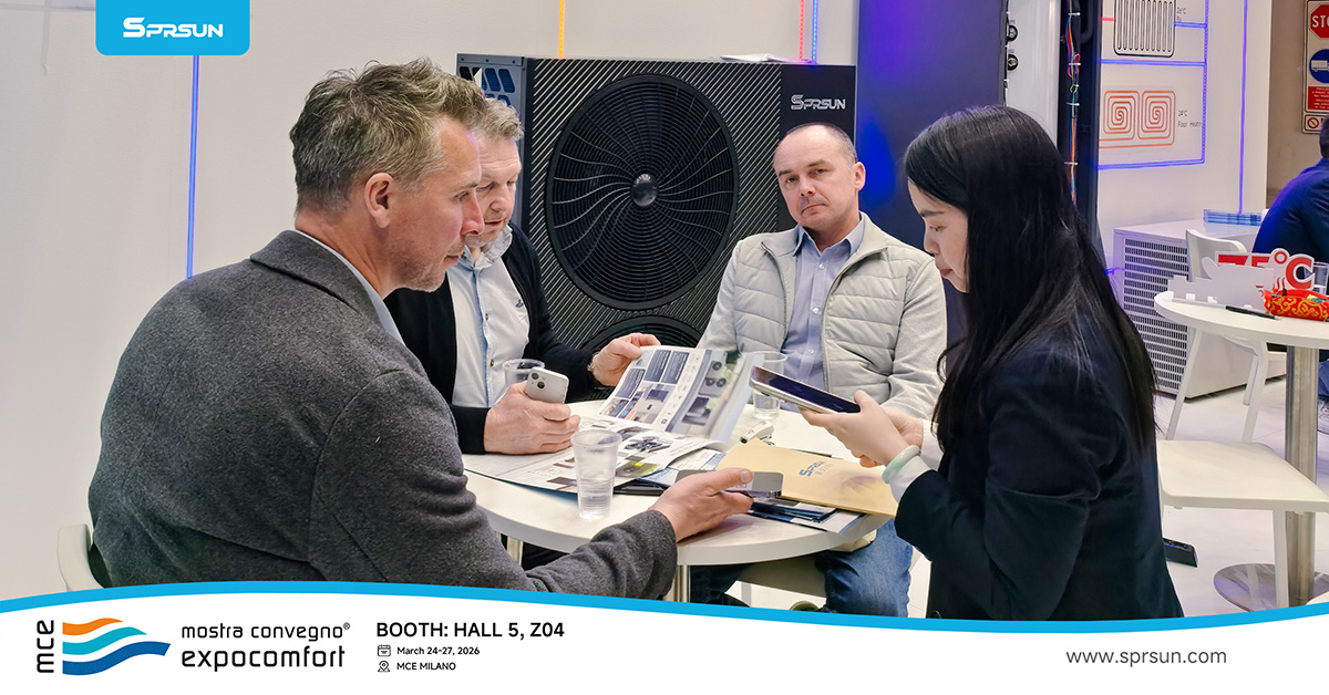 SPRSUN Personnel technique pr&eacute;sentant les produits aux visiteurs