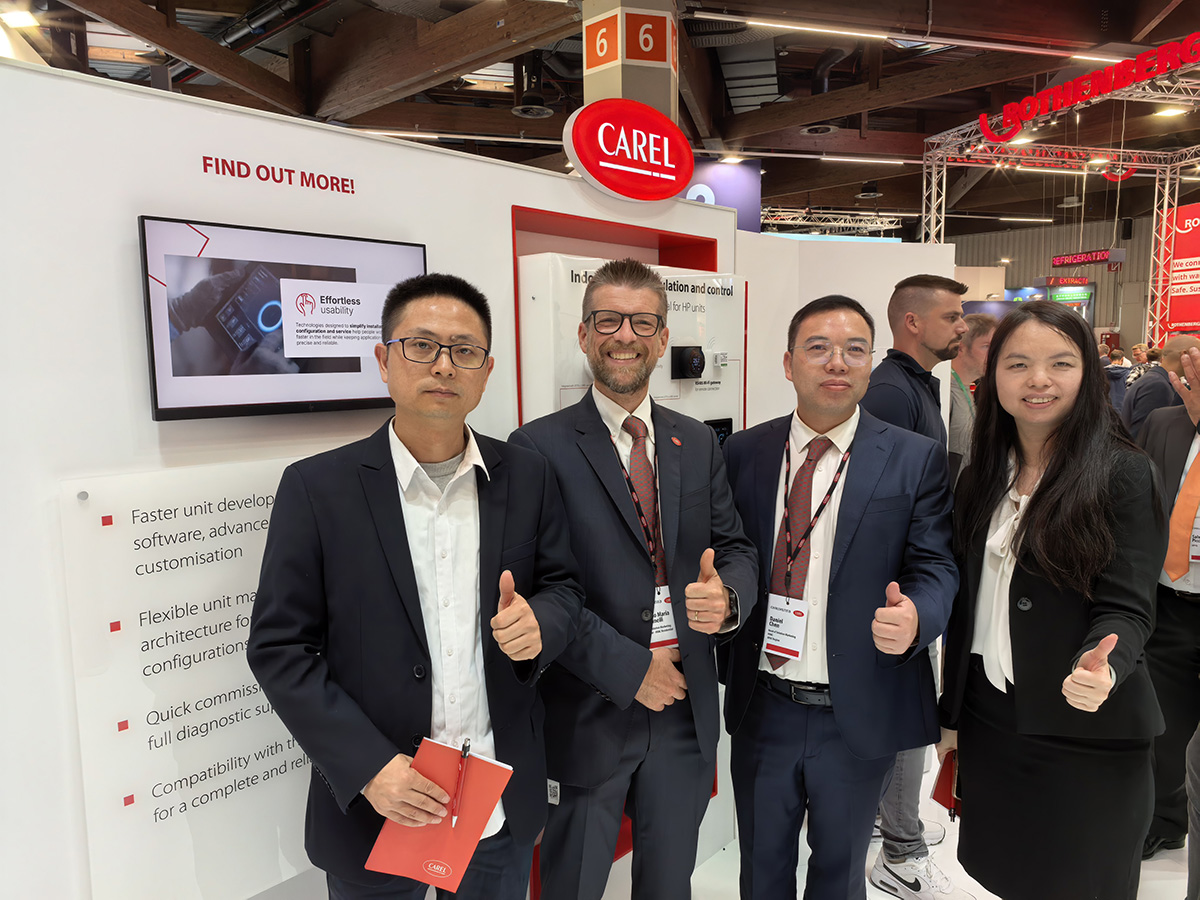 SPRSUN et les membres de l'&eacute;quipe CAREL au salon HVAC, pr&eacute;sentant la collaboration strat&eacute;gique entre le fabricant de pompes &agrave; chaleur et le fournisseur de contr&ocirc;le intelligent.